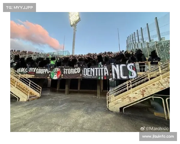 赛后致敬,尤文图斯全队向客队看台鼓掌致意